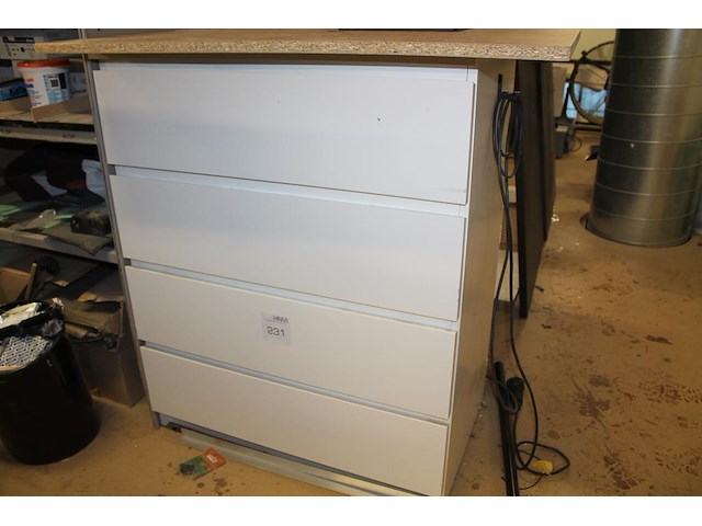 Ladekast met inhoud waaronder handvegers en blikken, diverse kitspuiten en verbandkoffer. afmeting 80 x 4... - afbeelding 1 van  4