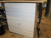 Ladekast met inhoud waaronder handvegers en blikken, diverse kitspuiten en verbandkoffer. afmeting 80 x 4... - afbeelding 1 van  4