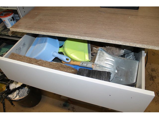 Ladekast met inhoud waaronder handvegers en blikken, diverse kitspuiten en verbandkoffer. afmeting 80 x 4... - afbeelding 2 van  4