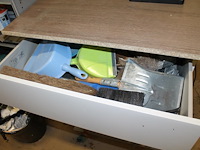 Ladekast met inhoud waaronder handvegers en blikken, diverse kitspuiten en verbandkoffer. afmeting 80 x 4... - afbeelding 2 van  4