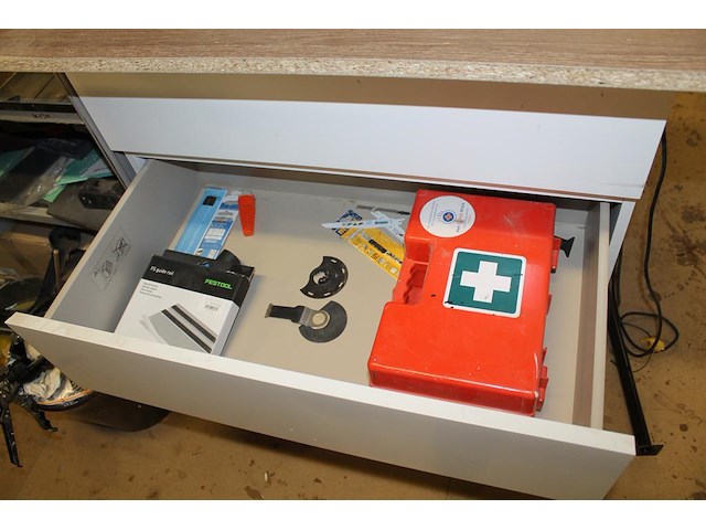 Ladekast met inhoud waaronder handvegers en blikken, diverse kitspuiten en verbandkoffer. afmeting 80 x 4... - afbeelding 3 van  4