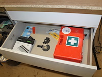 Ladekast met inhoud waaronder handvegers en blikken, diverse kitspuiten en verbandkoffer. afmeting 80 x 4... - afbeelding 3 van  4