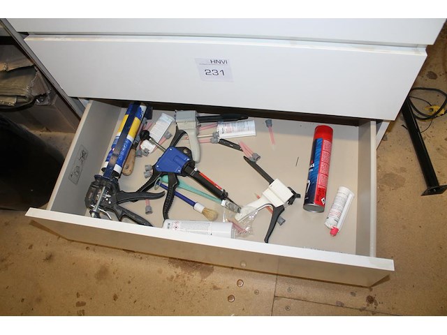 Ladekast met inhoud waaronder handvegers en blikken, diverse kitspuiten en verbandkoffer. afmeting 80 x 4... - afbeelding 4 van  4