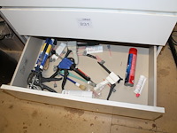 Ladekast met inhoud waaronder handvegers en blikken, diverse kitspuiten en verbandkoffer. afmeting 80 x 4... - afbeelding 4 van  4