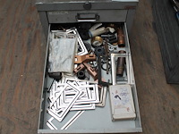 Ladenkast gevuld met tappen, boren en kabelschoenen. - afbeelding 3 van  6
