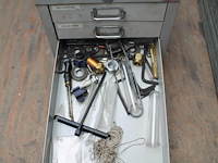 Ladenkast gevuld met tappen, boren en kabelschoenen. - afbeelding 4 van  6