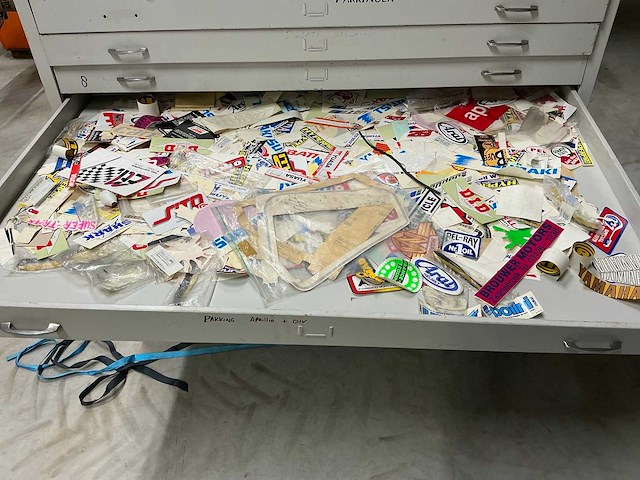 Ladenkast inclusief pakking sets en sticker sets diverse onderdelen (2x) - afbeelding 4 van  8