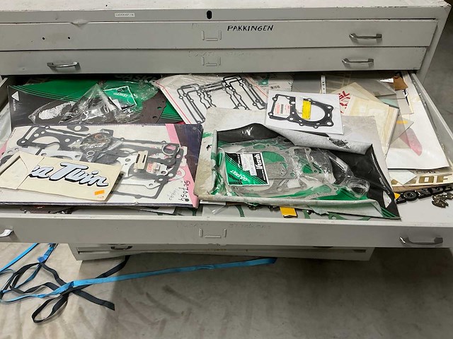 Ladenkast inclusief pakking sets en sticker sets diverse onderdelen (2x) - afbeelding 5 van  8