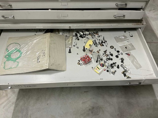 Ladenkast inclusief pakking sets en sticker sets diverse onderdelen (2x) - afbeelding 7 van  8