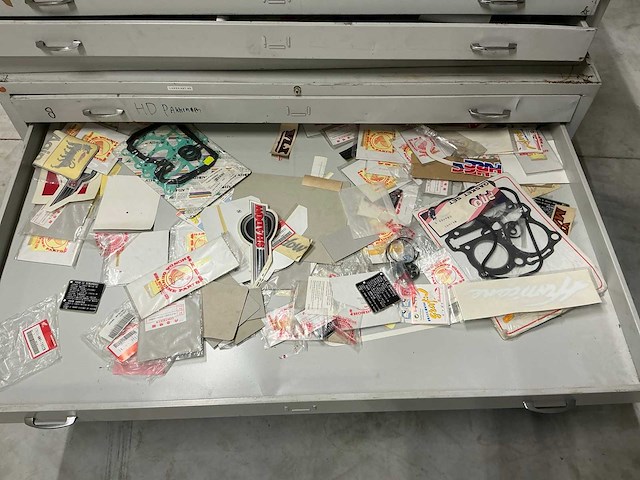 Ladenkast inclusief pakking sets en sticker sets diverse onderdelen (2x) - afbeelding 8 van  8