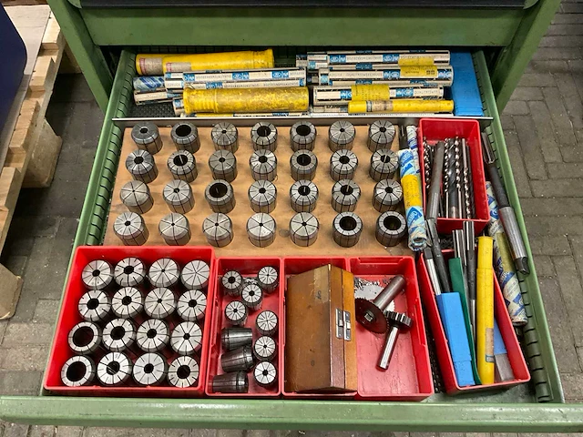 Ladenkast met freesgereedschap en diverse - afbeelding 5 van  15