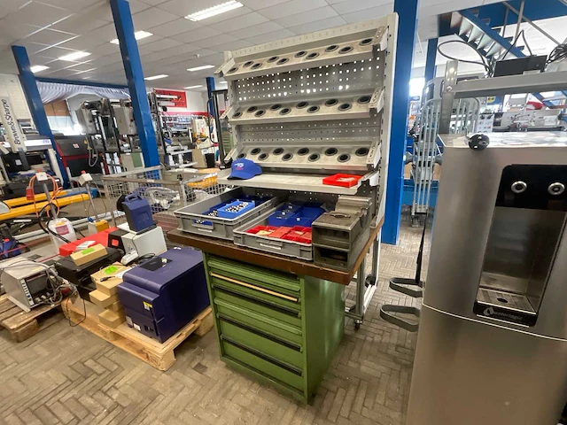 Ladenkast met freesgereedschap en diverse - afbeelding 1 van  15