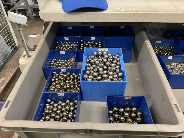Ladenkast met freesgereedschap en diverse - afbeelding 12 van  15