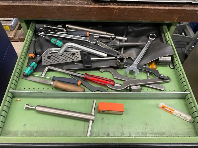 Ladenkast met freesgereedschap en diverse - afbeelding 15 van  15