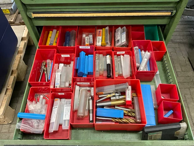 Ladenkast met freesgereedschap en diverse - afbeelding 4 van  15