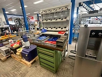Ladenkast met freesgereedschap en diverse
