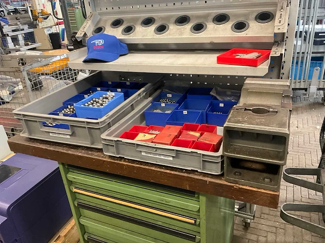 Ladenkast met freesgereedschap en diverse - afbeelding 10 van  15