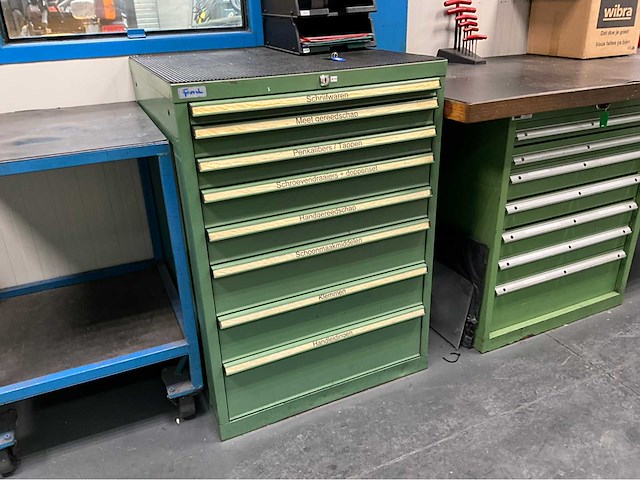 Ladenkast met inhoud - afbeelding 1 van  10