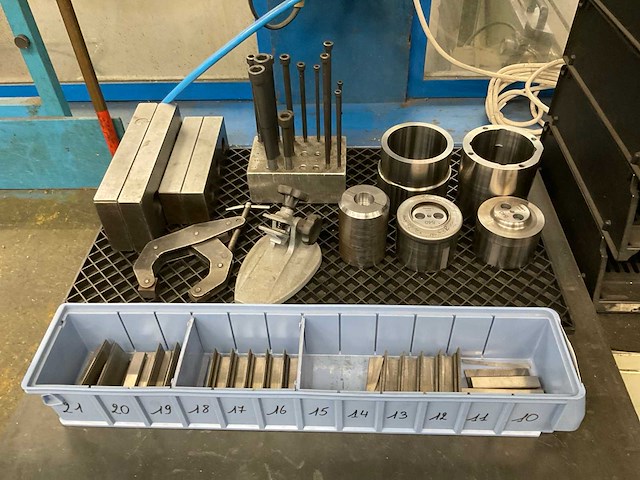 Ladenkast met inhoud - afbeelding 3 van  13