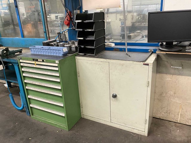 Ladenkast met inhoud - afbeelding 1 van  13