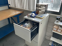 Ladenkast met inhoud - afbeelding 1 van  5