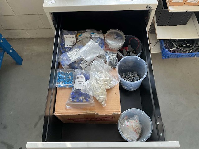 Ladenkast met inhoud - afbeelding 2 van  5