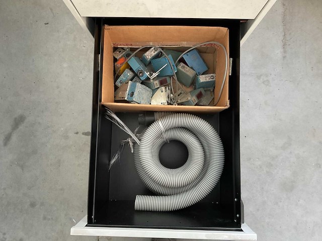 Ladenkast met inhoud - afbeelding 4 van  5