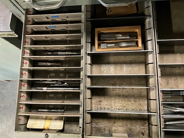 Ladenkast met inhoud - afbeelding 2 van  24