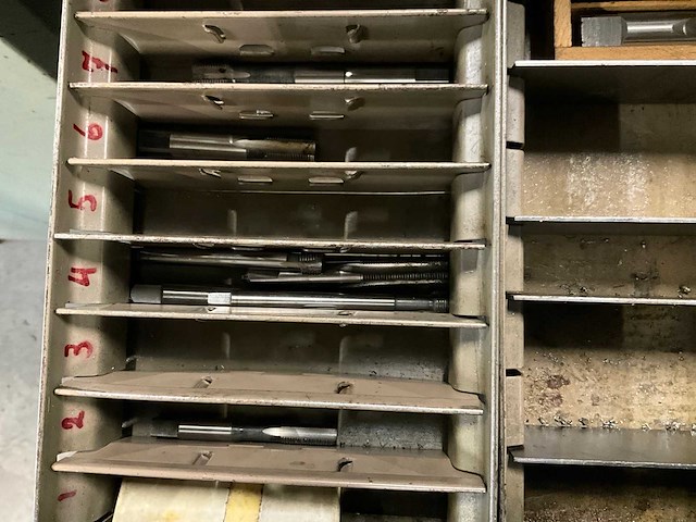 Ladenkast met inhoud - afbeelding 5 van  24