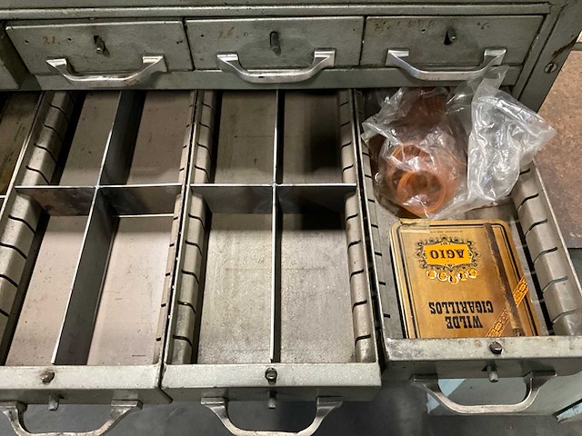 Ladenkast met inhoud - afbeelding 6 van  24