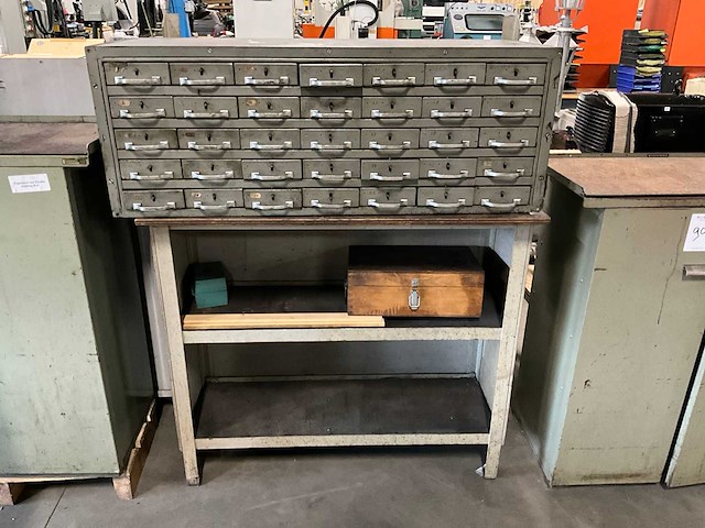 Ladenkast met inhoud - afbeelding 1 van  24