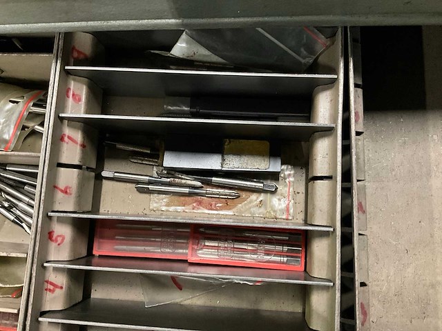 Ladenkast met inhoud - afbeelding 13 van  24