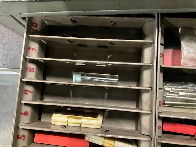 Ladenkast met inhoud - afbeelding 15 van  24