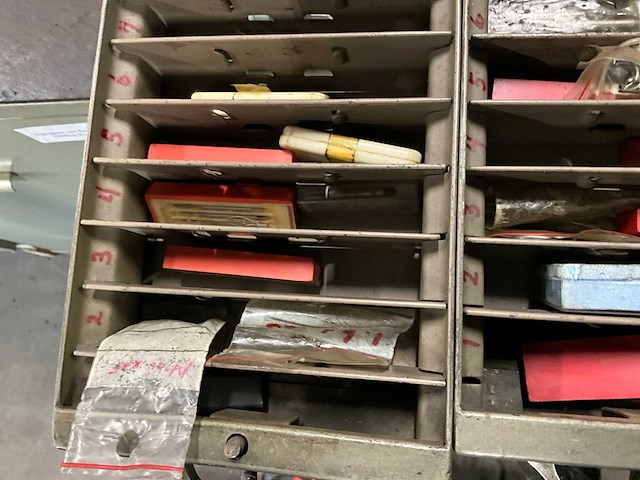 Ladenkast met inhoud - afbeelding 16 van  24