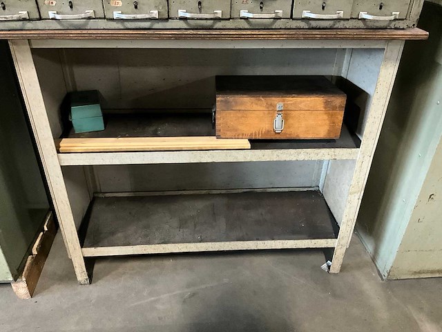 Ladenkast met inhoud - afbeelding 12 van  24