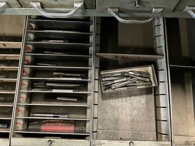 Ladenkast met inhoud - afbeelding 19 van  24