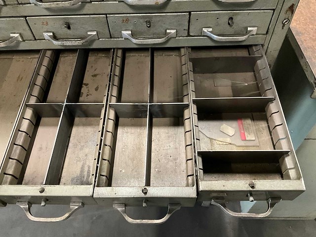 Ladenkast met inhoud - afbeelding 21 van  24