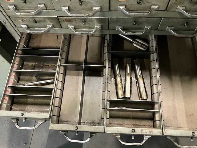 Ladenkast met inhoud - afbeelding 22 van  24