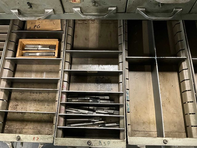 Ladenkast met inhoud - afbeelding 24 van  24