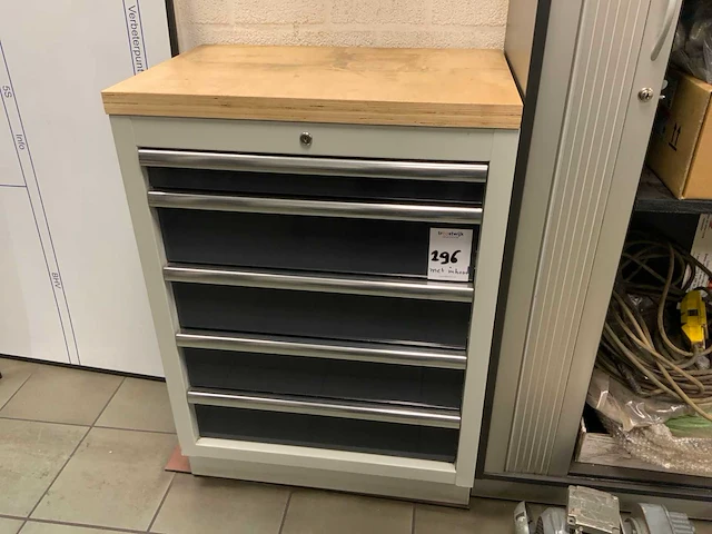 Ladenkast met inhoud - afbeelding 1 van  6