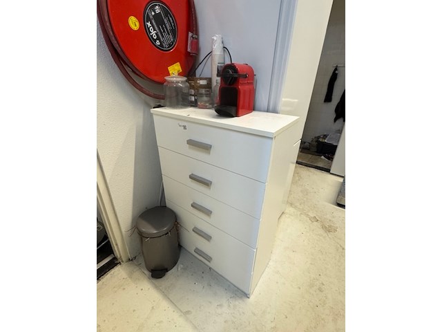 Ladenkast met koffiemachine en diversen, wit - afbeelding 1 van  7