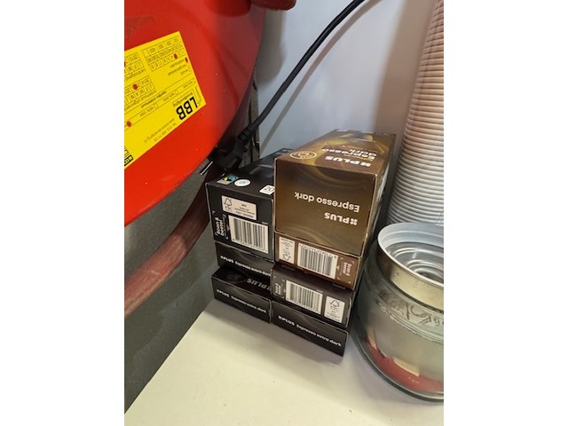 Ladenkast met koffiemachine en diversen, wit - afbeelding 3 van  7