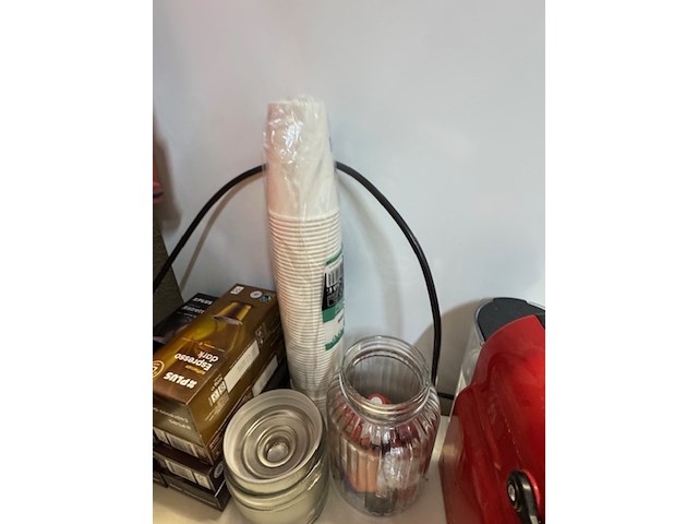 Ladenkast met koffiemachine en diversen, wit - afbeelding 4 van  7