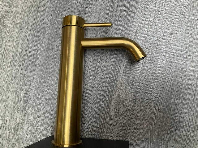 Lagoo garda wastafelkraan medium brushed brass pvd - afbeelding 1 van  1