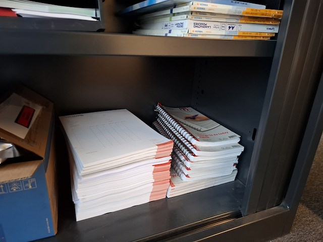 Lameldeurkast met inhoud - afbeelding 3 van  13