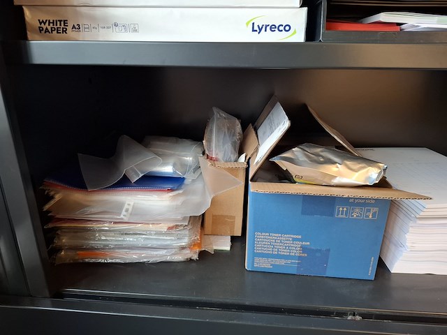 Lameldeurkast met inhoud - afbeelding 4 van  13