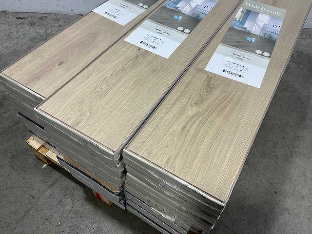 Laminate - wide beauty - saguenay - laminaatvloer 49 m2 - afbeelding 1 van  2