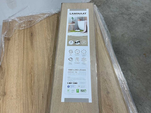 Laminate flooring - eiken beige - laminaatvloer 90 m2 - afbeelding 1 van  2