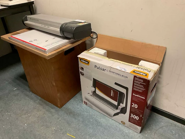 Lamineermachine en perforator (2x) - afbeelding 1 van  5