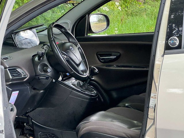 Lancia - 2012 - ypsilon - 1.2 bi-fuel platinum - 59-tjz-9 - afbeelding 18 van  18